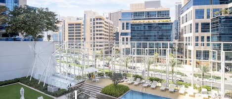 Alberca al aire libre y sombrillas en la alberca