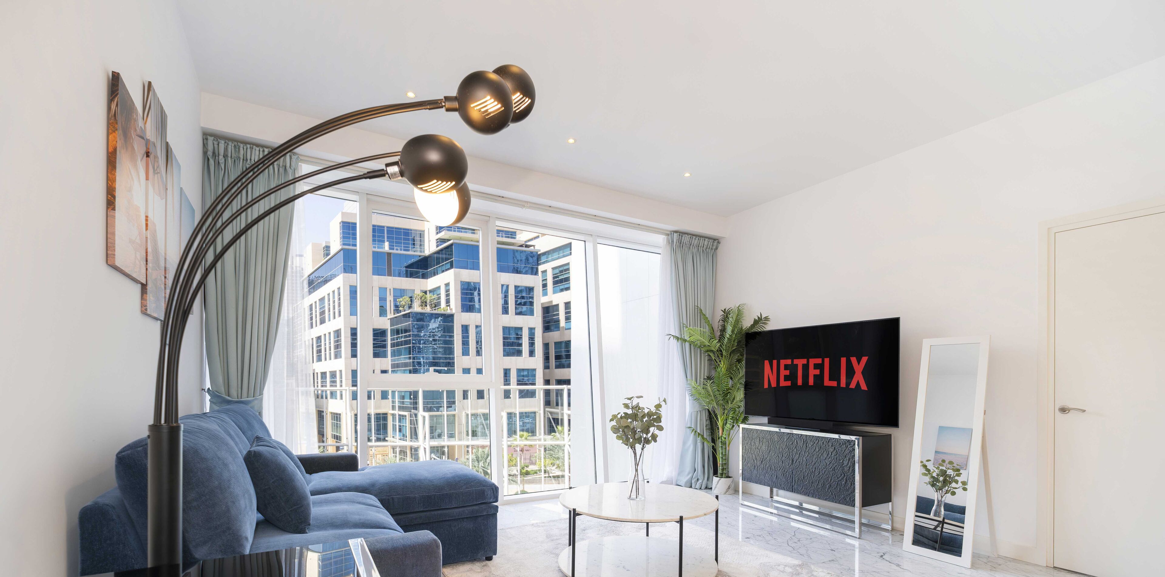 华丽公寓 | 客厅 | 55-英寸智能电视（配备有线频道）、电视、Netflix