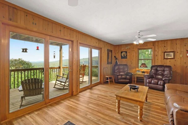 TV, fireplace - Hidden Mountain Gem in Beech Mountain (Beech Mountain)