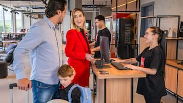 Un espacio de trabajo moderno con un escritorio, computadora y una persona usando el teclado.