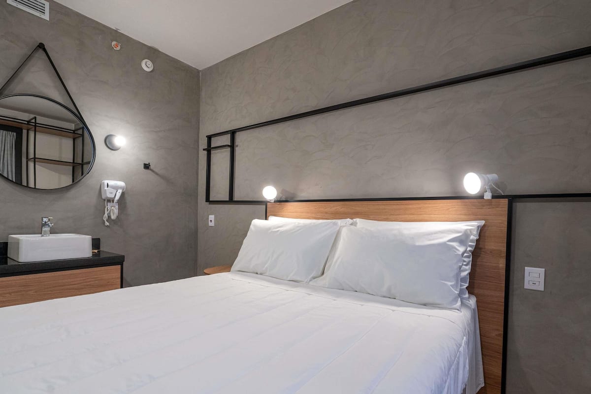 Standardzimmer, 1 Doppelbett | Zimmersafe, schallisolierte Zimmer, kostenloses WLAN