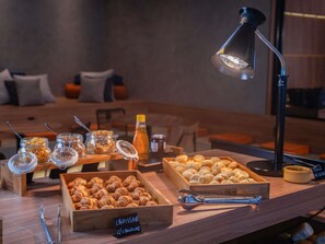 朝食 (ビュッフェ)、毎日提供 (有料)