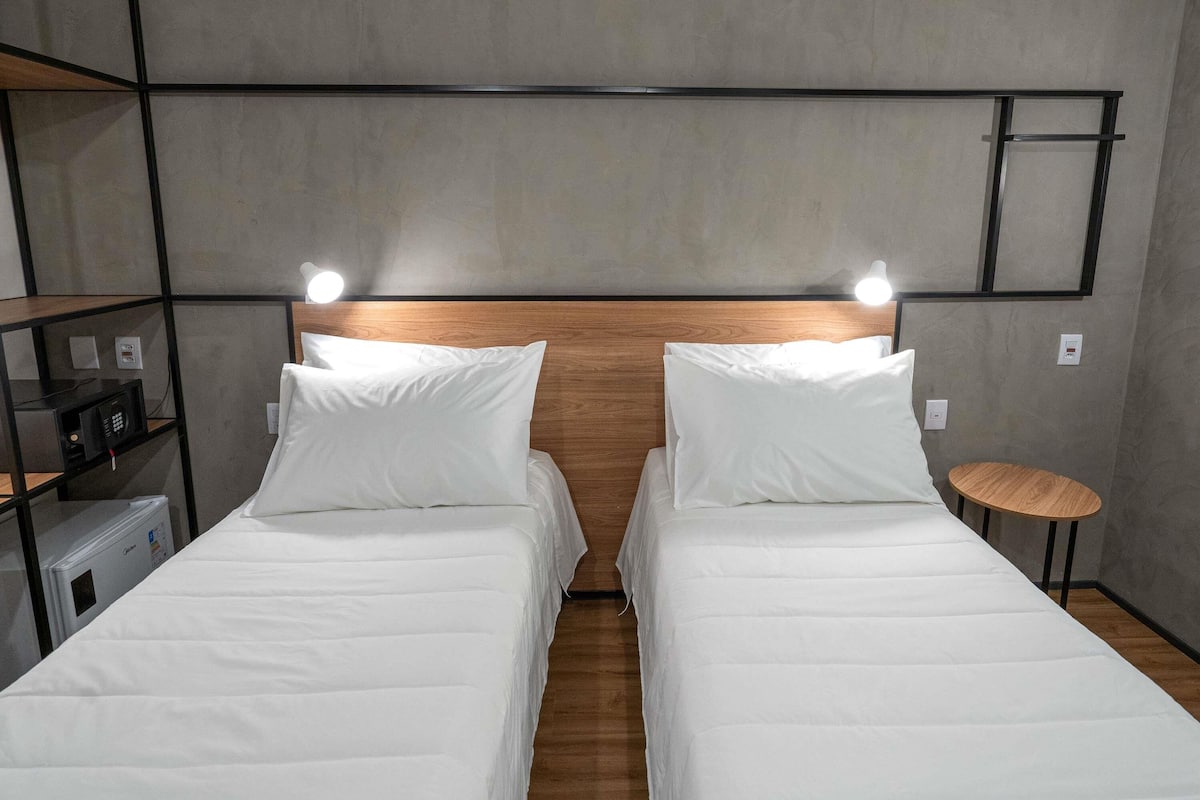 Quarto standard, 2 camas de solteiro | Cofres nos quartos, quartos à prova de som, Wi-Fi de cortesia