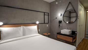 خزنة داخل الغرفة وتجهيزات عازلة للصوت وواي فاي مجانًا