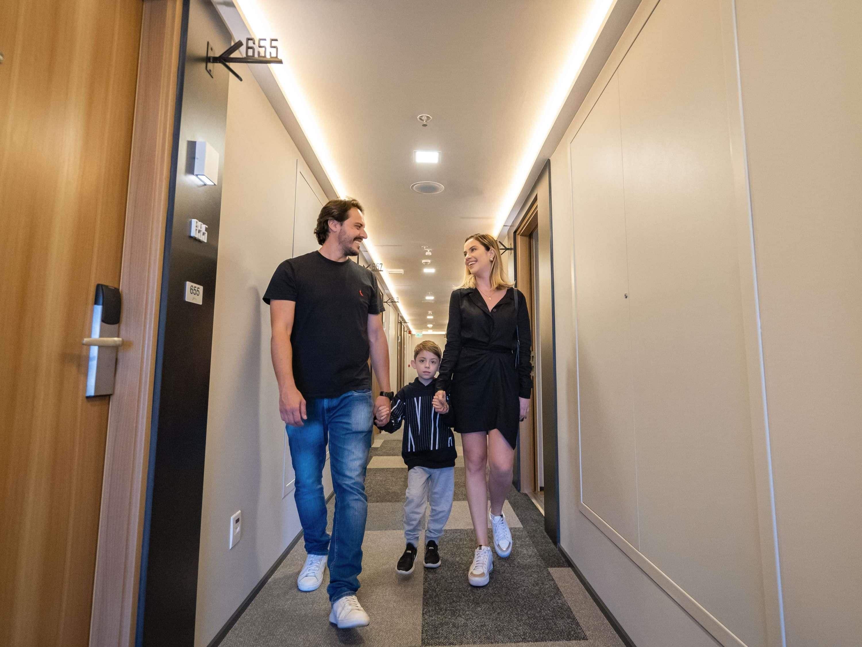 En hotelfacade med moderne design, med tæppe på gulvet og en neutral farvepalette.