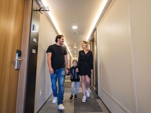A hotel hallway with a modern design, featuring a carpeted floor and a neutral color scheme. - Ibis Guarapuava (Guarapuava)
