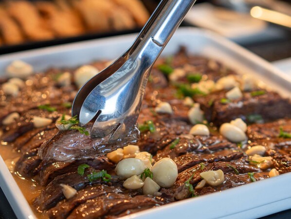 A dish of sliced beef with mushrooms and herbs. - Ibis Guarapuava (Guarapuava)