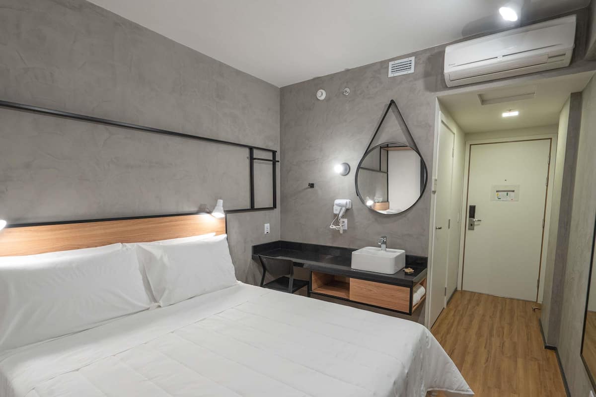 Quarto standard, 1 cama de casal | Cofres nos quartos, quartos à prova de som, Wi-Fi de cortesia