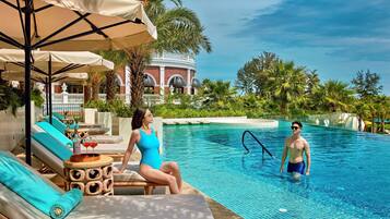 2 kolam renang outdoor, dengan payung kolam renang