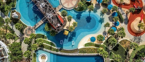 2 piscinas al aire libre, sombrillas