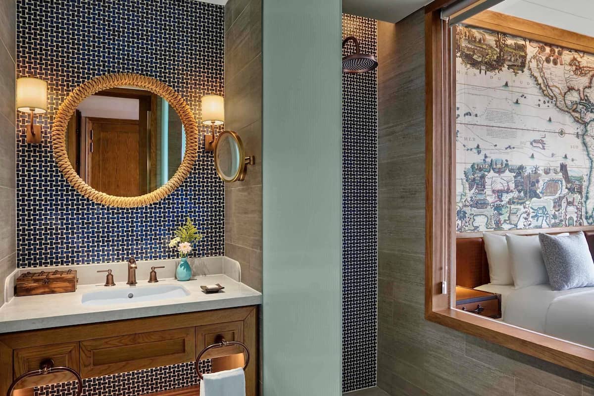 Minibar, coffre-fort pour ordinateur portable, systĂšme dâinsonorisation