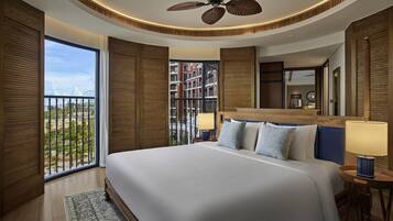 Ein modernes Hotelzimmer mit einem großen Bett, Holzvertäfelung, einem Deckenventilator und einem Balkon mit Blick auf Gebäude und ein Riesenrad.