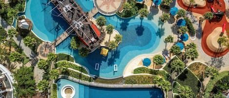 2 outdoor pools, pool umbrellas