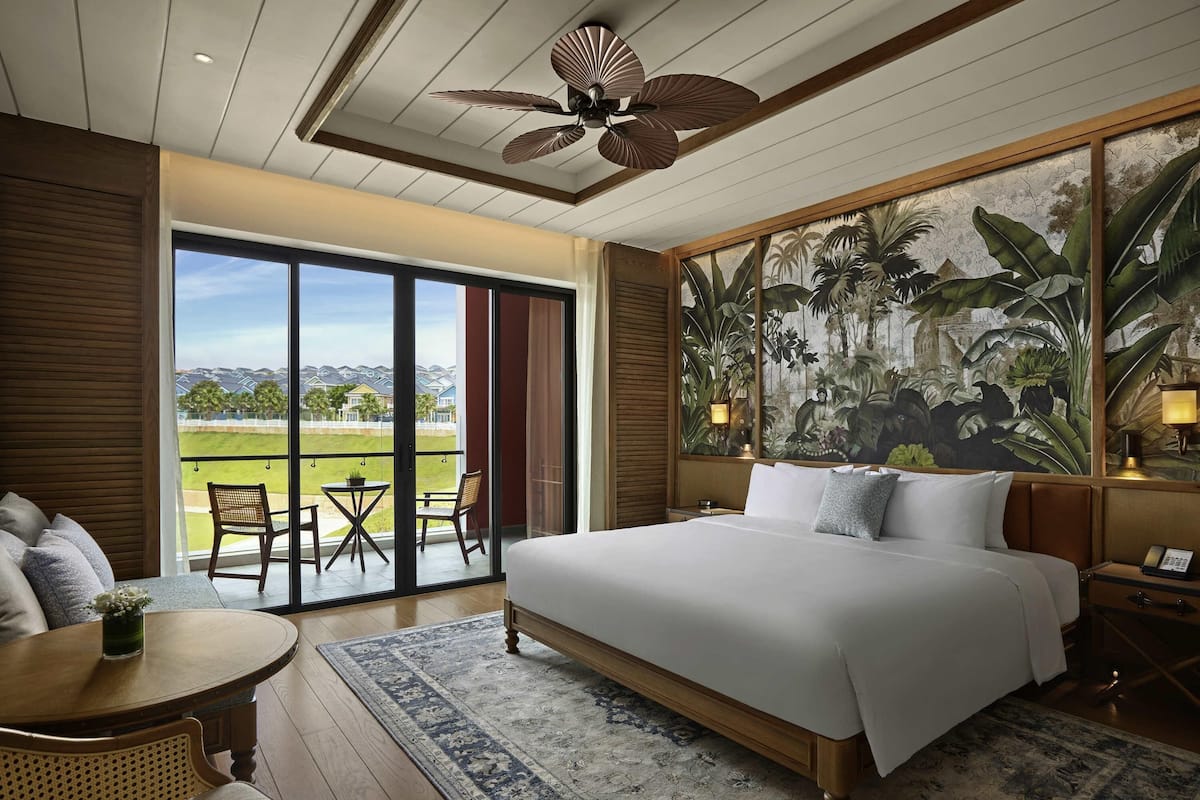 Classic Room, 1 King Bed | Minibar, in-room safe, soundproofing, iron/ironing board