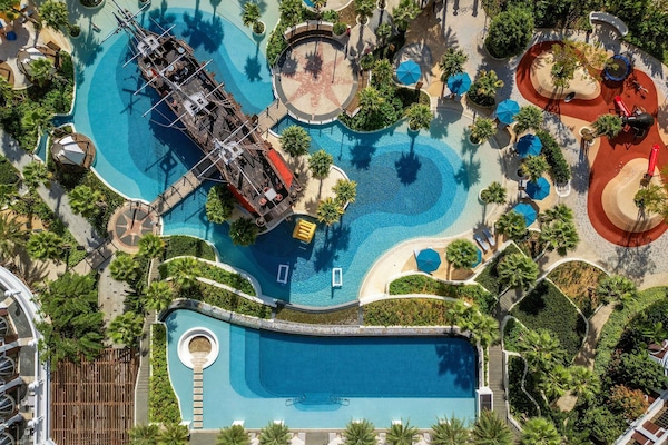 2 piscinas al aire libre, sombrillas