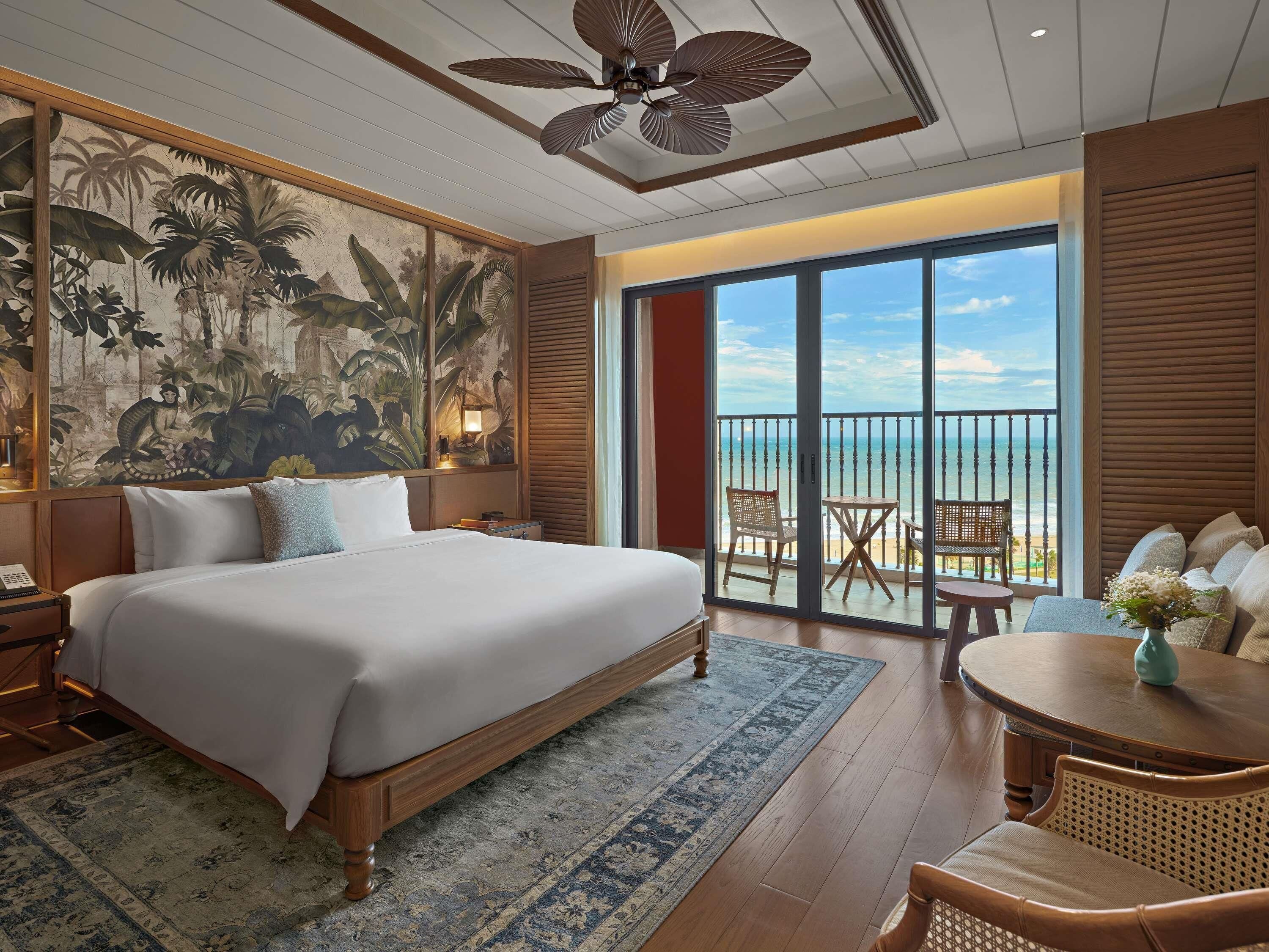 Executive Room, 1 King Bed, Sea View, High Floors | Minibar, in-room safe, soundproofing, iron/ironing board