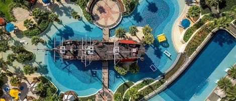2 outdoor pools, pool umbrellas