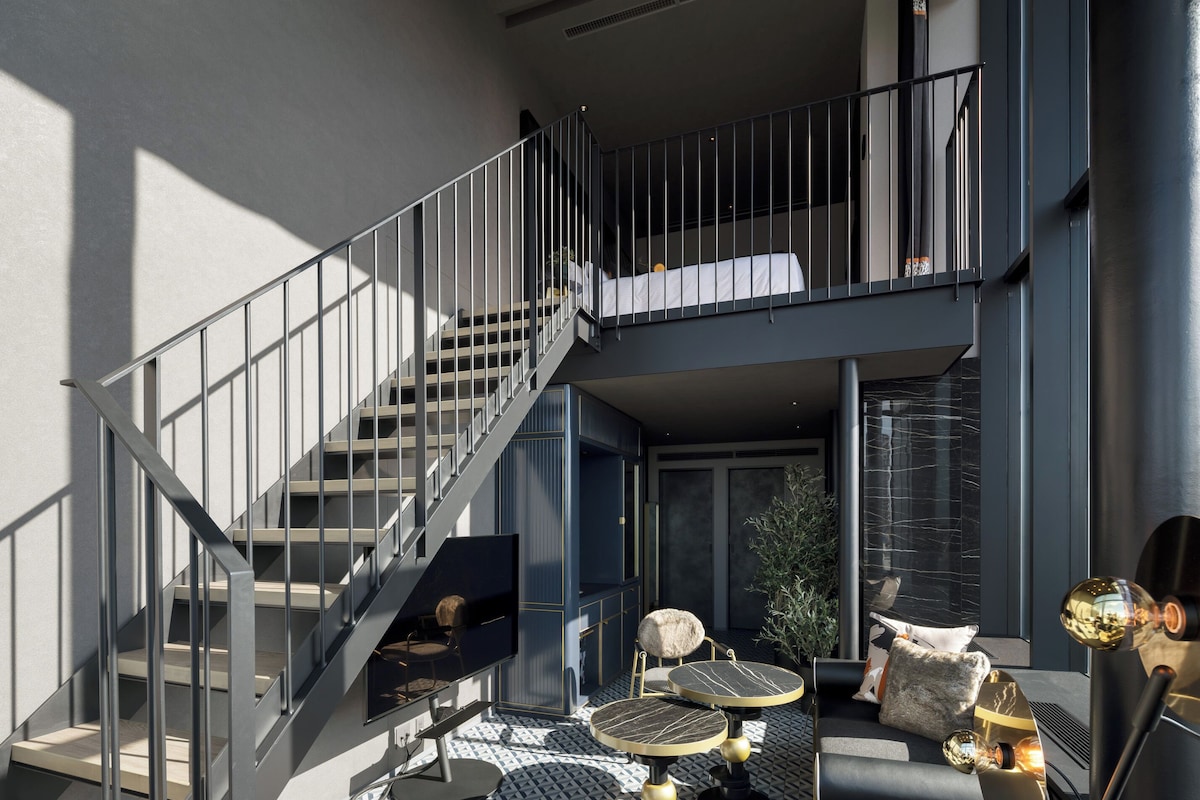Suite, 2 enkeltsenger | Safe på rommet, skrivebord, blendingsgardiner og strykejern/-brett