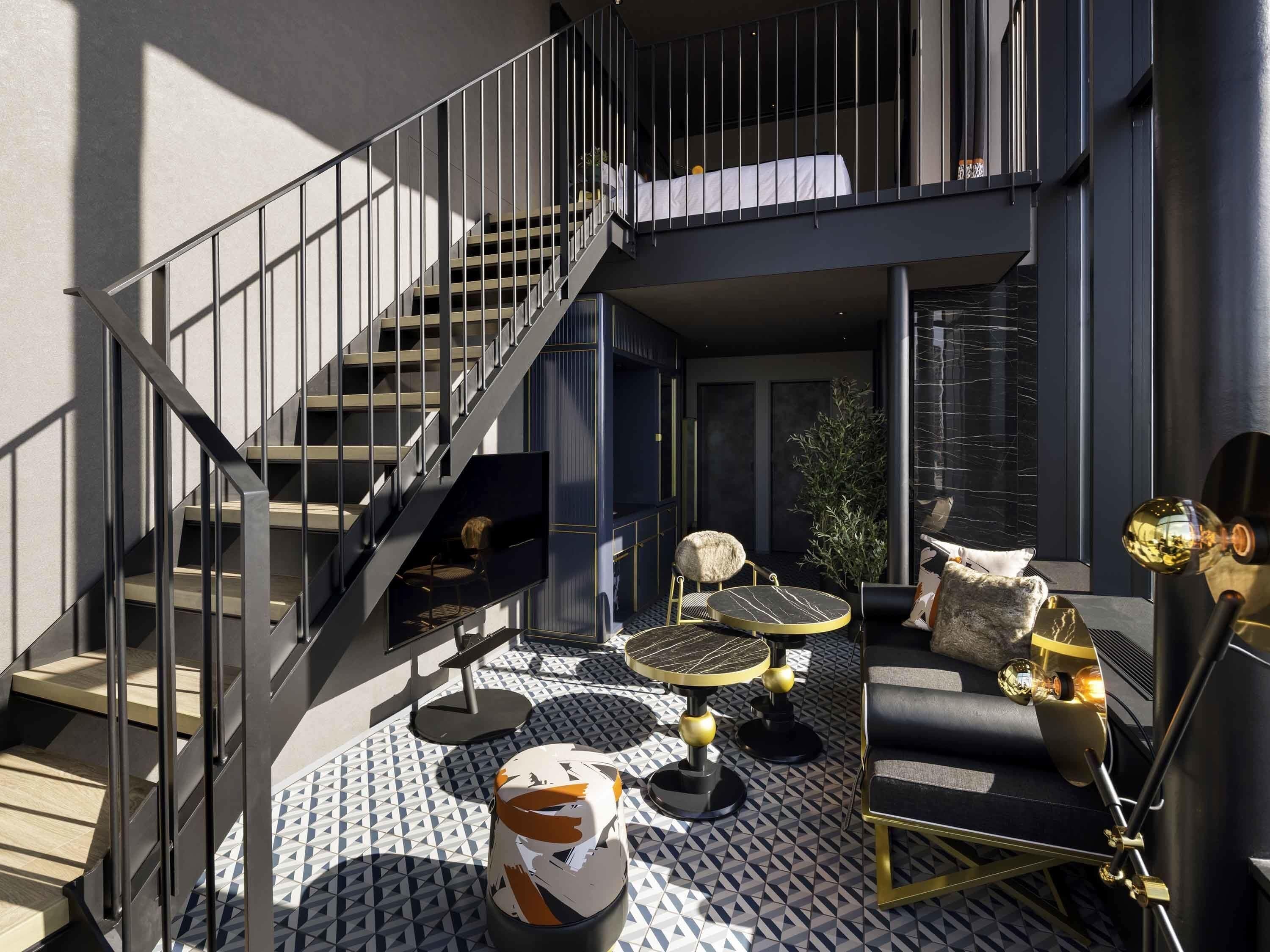 Suite, 2 lits une place | Coffres-forts dans les chambres, bureau, rideaux occultants