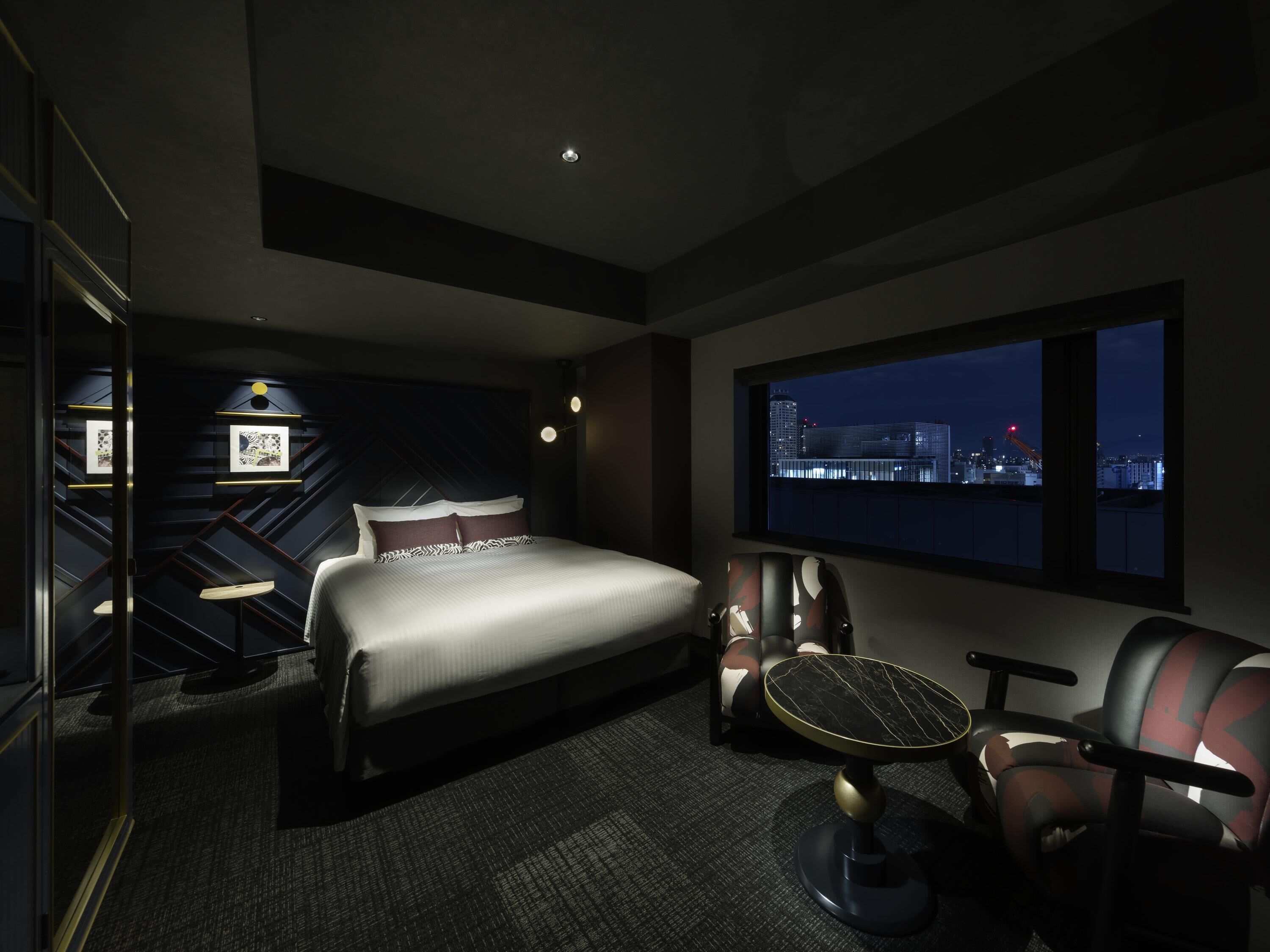 ルーム クイーンベッド 1 台 (Privilege, with Washing Machine) | セーフティボックス (室内)、デスク、遮光カーテン、アイロン / アイロン台