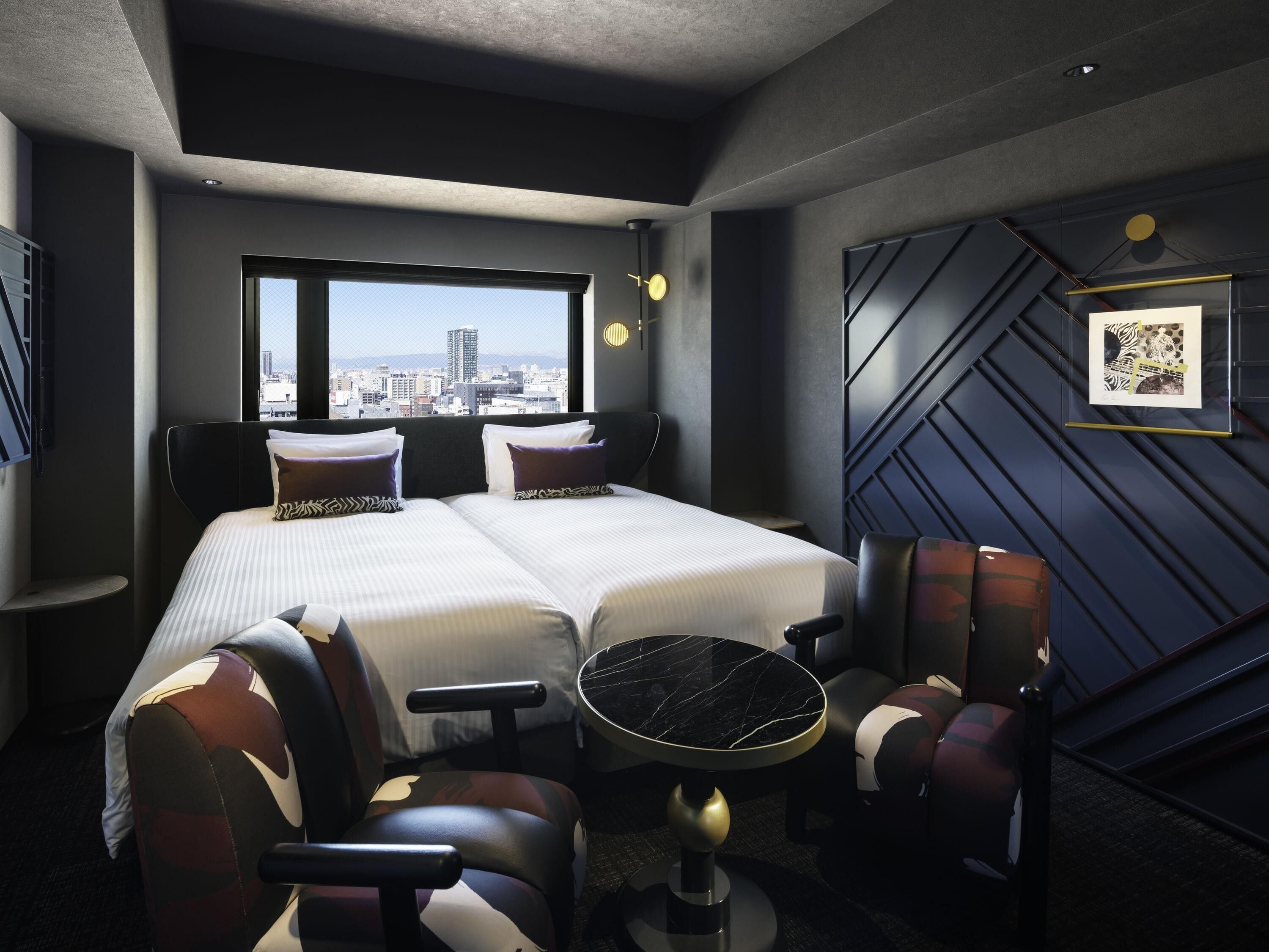 Chambre avec lits jumeaux, 2 lits une place (Privilege, with Washing Machine) | Coffres-forts dans les chambres, bureau, rideaux occultants