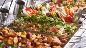 Daily buffet breakfast (JPY 2750 per person)