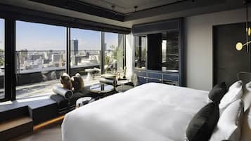 Caja de seguridad en la habitación, escritorio y cortinas blackout