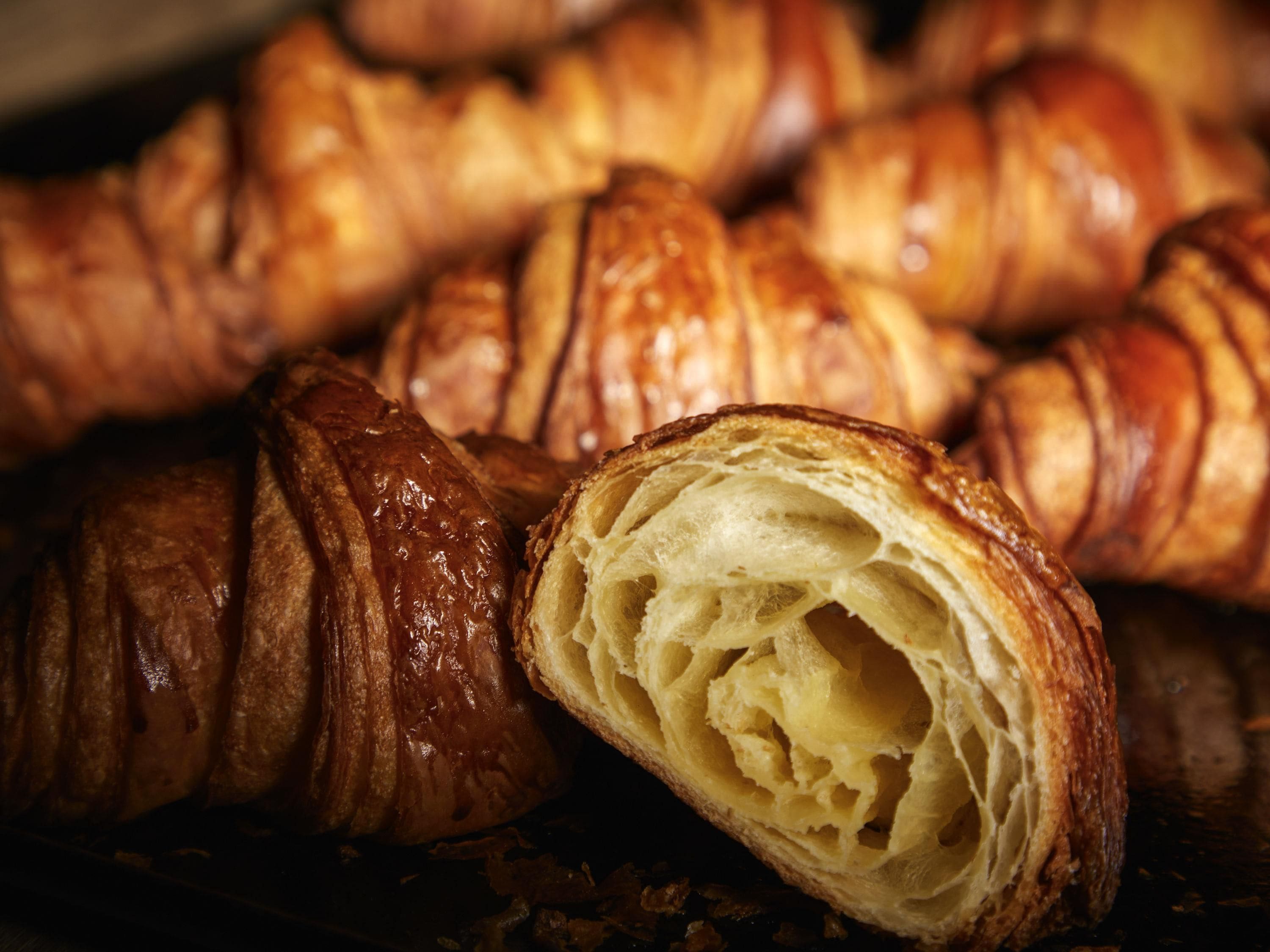 Nahaufnahme von Croissants mit glänzender, blättriger Textur.