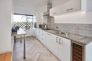 Kjøleskap, mikrobølgeovn, ovn og kokeplater