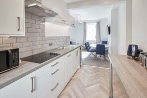 Kjøleskap, mikrobølgeovn, ovn og kokeplater