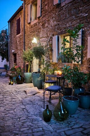Outdoor dining - Boutique holiday home Casa Ars Natura II (Groznjan)