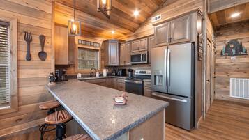 Cabin, 3 Bedrooms | Private kitchen | Fridge, oven, coffee/tea maker, toaster