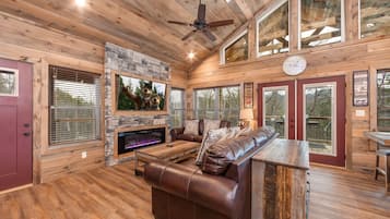 Chalet rustique, 3 chambres | Salle de séjour | Téléviseur connecté