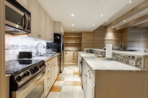 Condo, 2 chambres | Cuisine privée | Réfrigérateur, un four, cafetière-théière, grille-pain