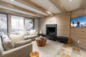 Condo, 2 chambres | Aire de séjour