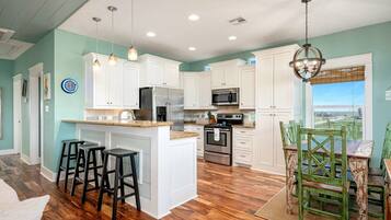 House, 3 Bedrooms | Private kitchen | Fridge, coffee/tea maker, toaster