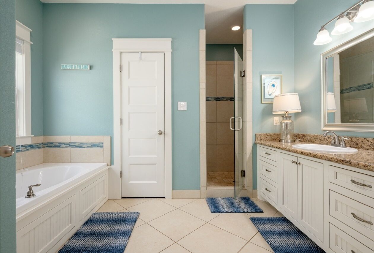 Une salle de bain avec une baignoire, un lavabo et une douche.
