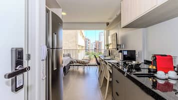 Apartament clàssic | Cuina privada | Frigorífic gran, microones, placa de cuina i cafetera i tetera