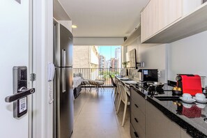 Apartament clàssic | Cuina privada | Frigorífic gran, microones, placa de cuina i cafetera i tetera 