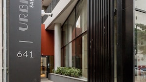A modern building entrance with a sign displaying the number 641. - Charlie Sabiá Moema (São Paulo)