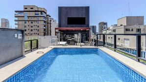 A rooftop swimming pool with a clear view of the cityscape in the background. - Charlie Sabiá Moema (São Paulo)