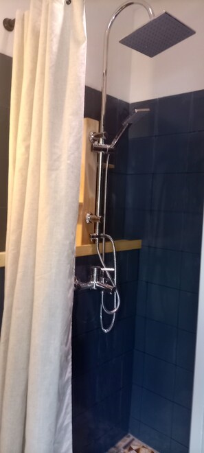 Apartment, 1 Queen Bed | Bathroom | Shower, hair dryer, towels - Lovley Studio in the Historical Center of Palermo (Palermo)