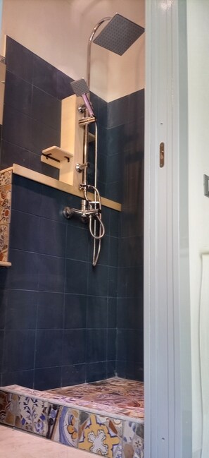 Apartment, 1 Queen-Bett | Badezimmer | Dusche, Haartrockner, Handtücher