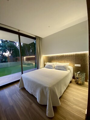 3 quartos, ferros/tábuas de passar roupa, berço de viagem