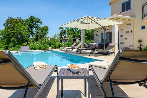Villa Rosmarino Muntrilj with private pool