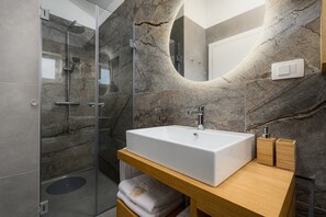 Dusche, Haartrockner, Handtücher