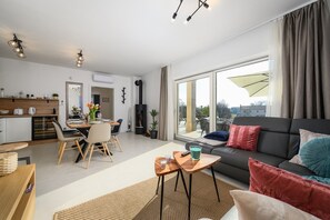 TV - Villa Rosmarino Muntrilj with private pool (Muntrilj)