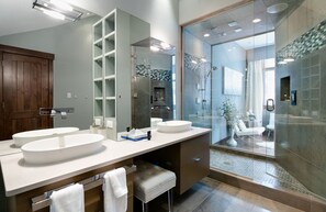 Duschwanne, Haartrockner, Handtücher