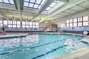 Alberca techada y alberca al aire libre