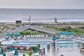 Alberca techada y alberca al aire libre